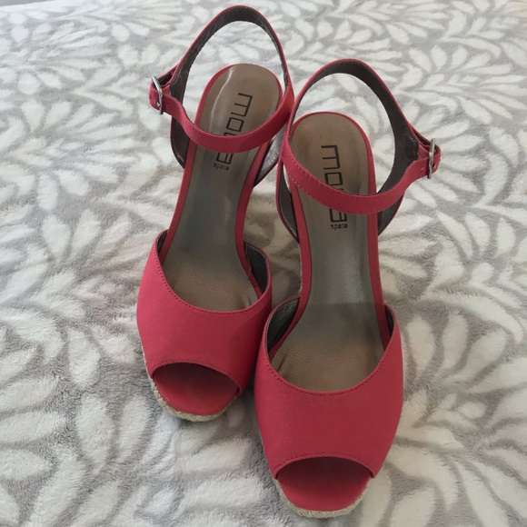 SOLD: Moda red wedge heels - Picture 5 of 6